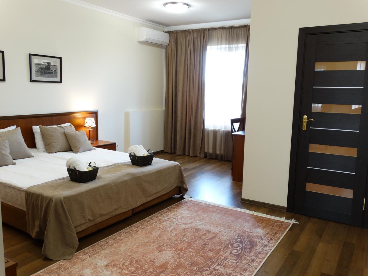 Henry Ford Mini Hotel Odessa Extérieur photo