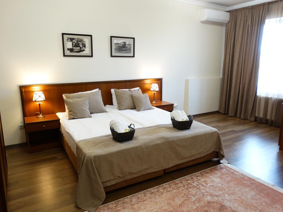 Henry Ford Mini Hotel Odessa Extérieur photo