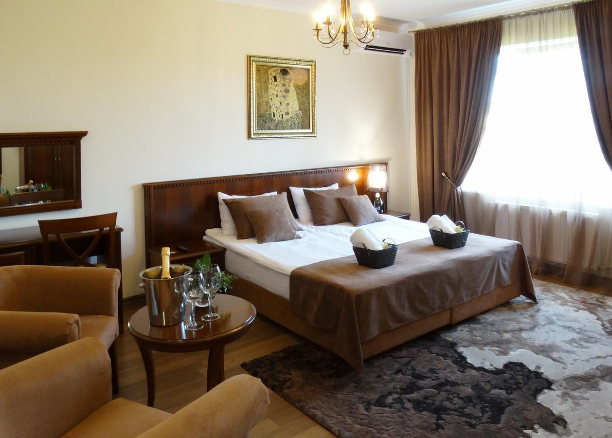 Henry Ford Mini Hotel Odessa Extérieur photo